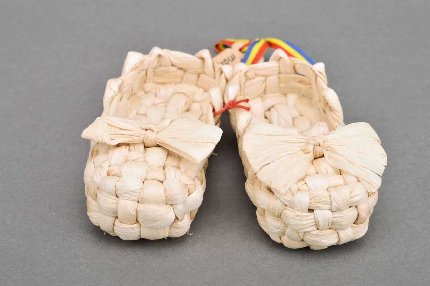 Deko Interieur Anhänger handmade aus Stroh in Form von traditionellen slawischen Schuhen Lapti foto 4