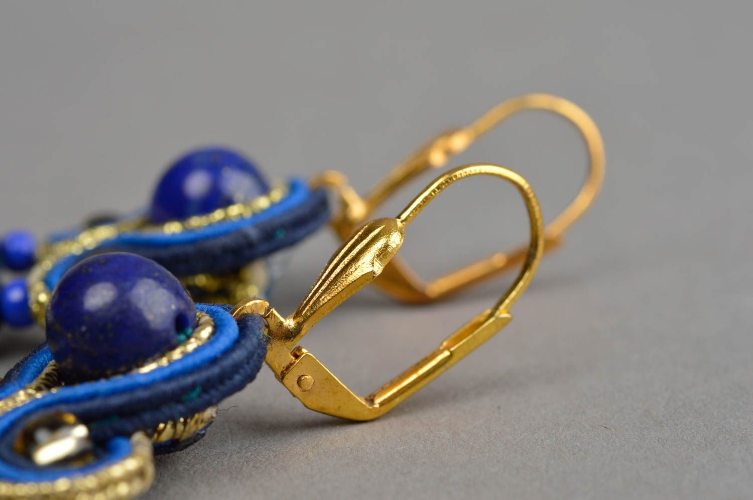 Boucles d'oreilles textiles bleues longues avec pierres naturelles faites main photo 4