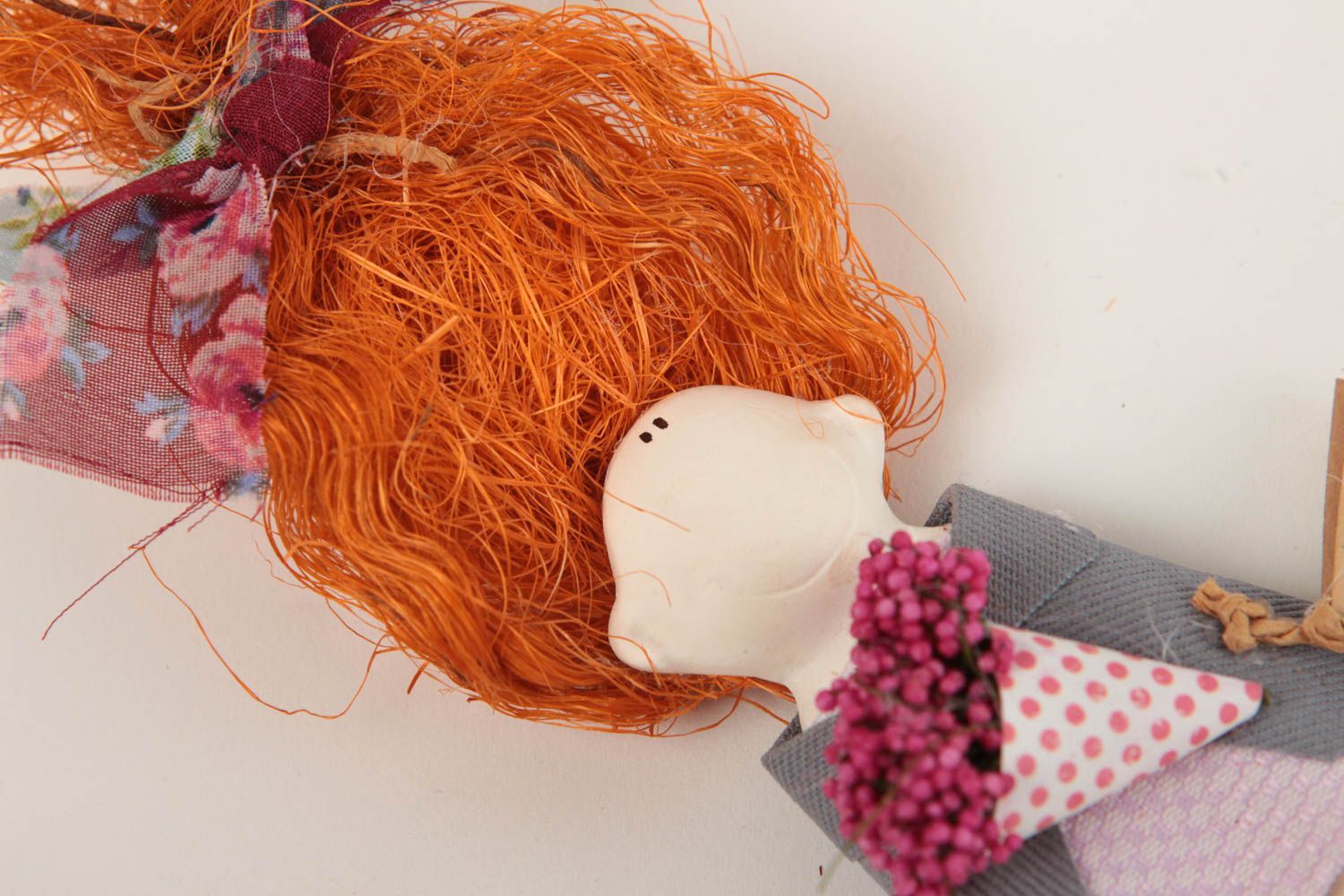 Petite poupée Suspension décorative faite main fille avec bouquet Déco maison photo 3