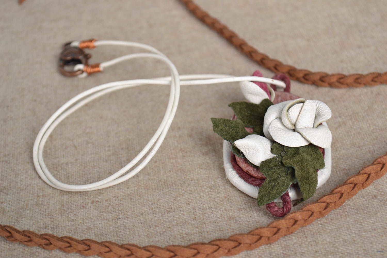 Colgante hecho a mano con flor de cuero bisutería artesanal regalo para mujer foto 1