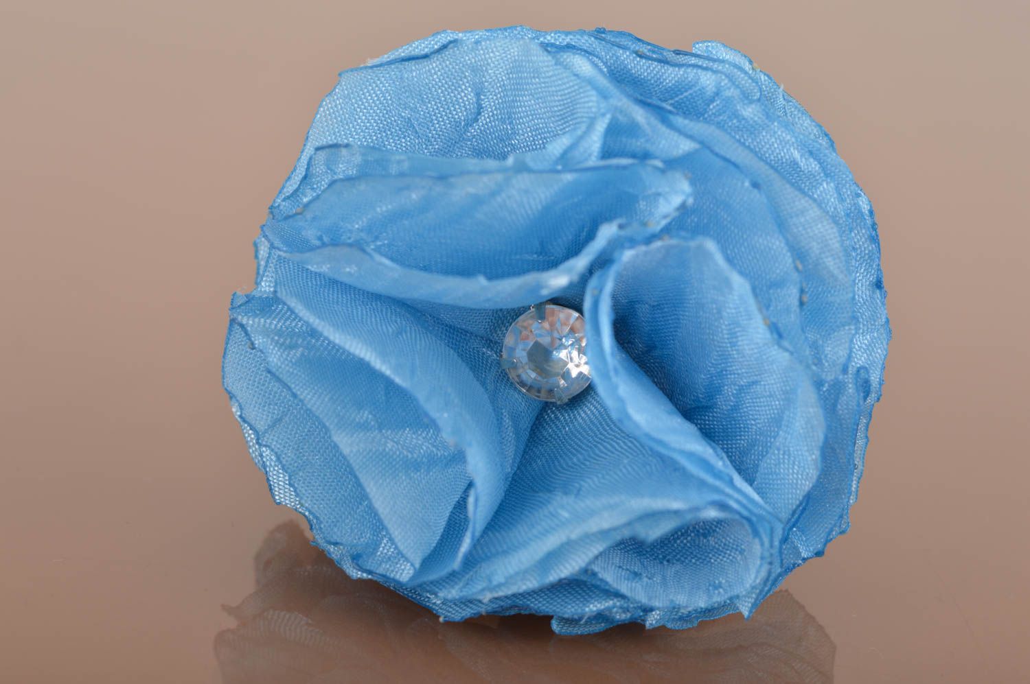 Брошь из ткани ручной работы красивая в виде цветка пышная голубая со стразом фото 1