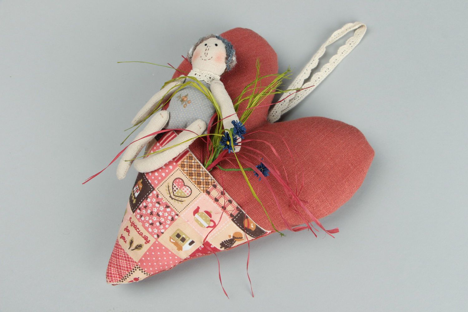 Bambola con cuore fatta a mano in stoffa pupazzo di pezza per interni foto 3