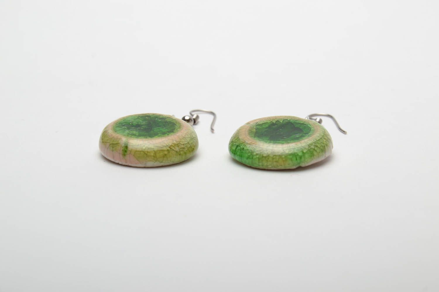 Круглые керамические сережки со стеклом зеленые фото 3
