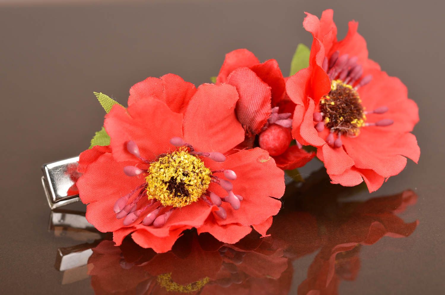 Handmade small flower hair clip in form of beautiful bright red poppies photo 2