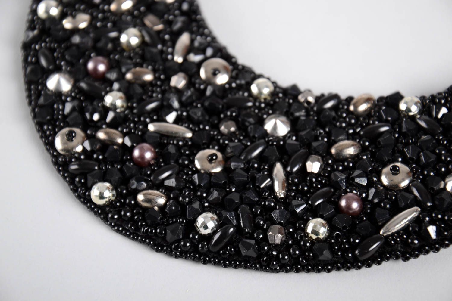 Колье из бисера украшение ручной работы черное ожерелье из бисера на завязках фото 3