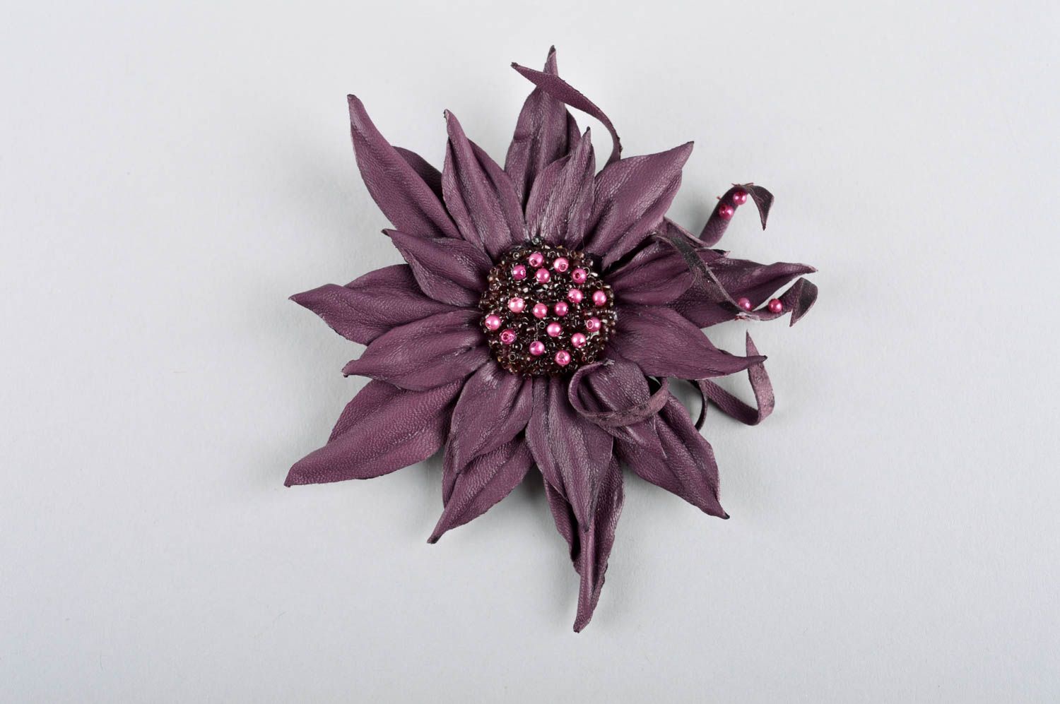 Broche fleur Bijou fantaisie fait main Accessoire en cuir violet foncé photo 2