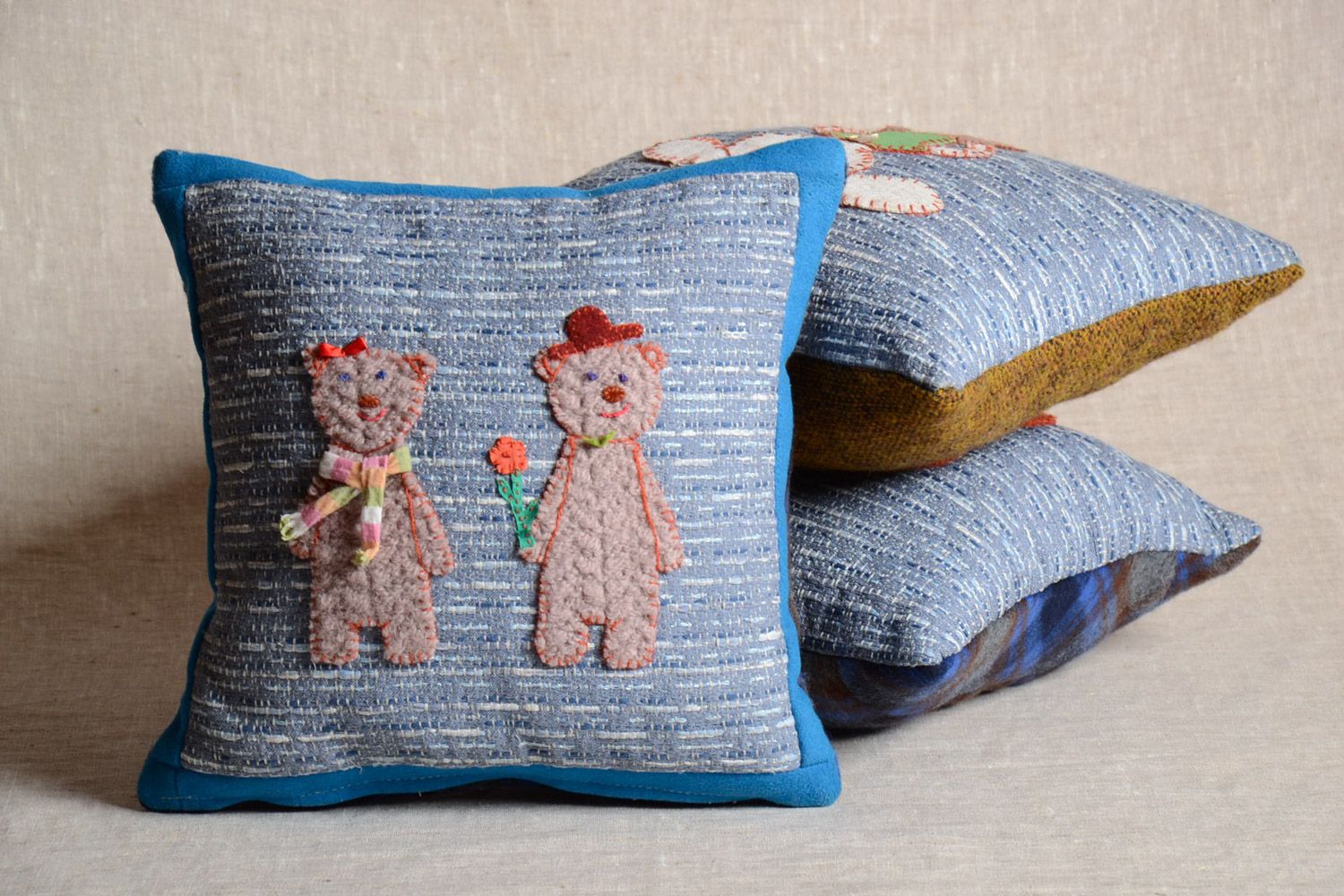 Schönes blaues weiches Deko Kissen für Sofa mit Reißverschluss handmade Bären  foto 1