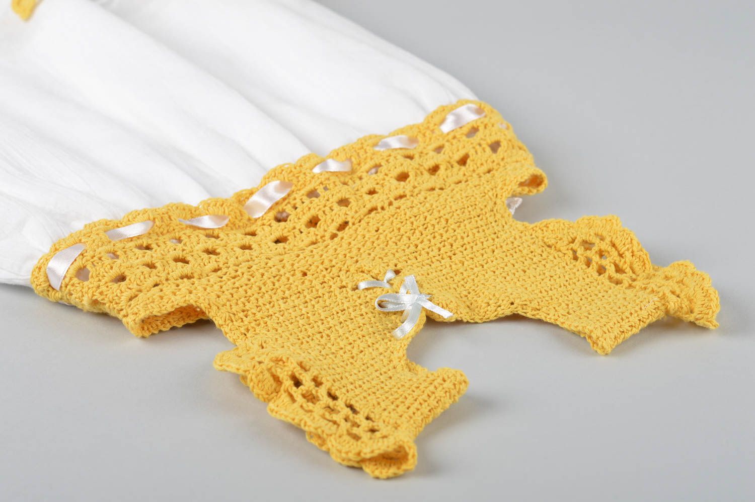 Robe tricot au crochet faite main Robe pour enfant jaune-blanc Vêtement enfant photo 5