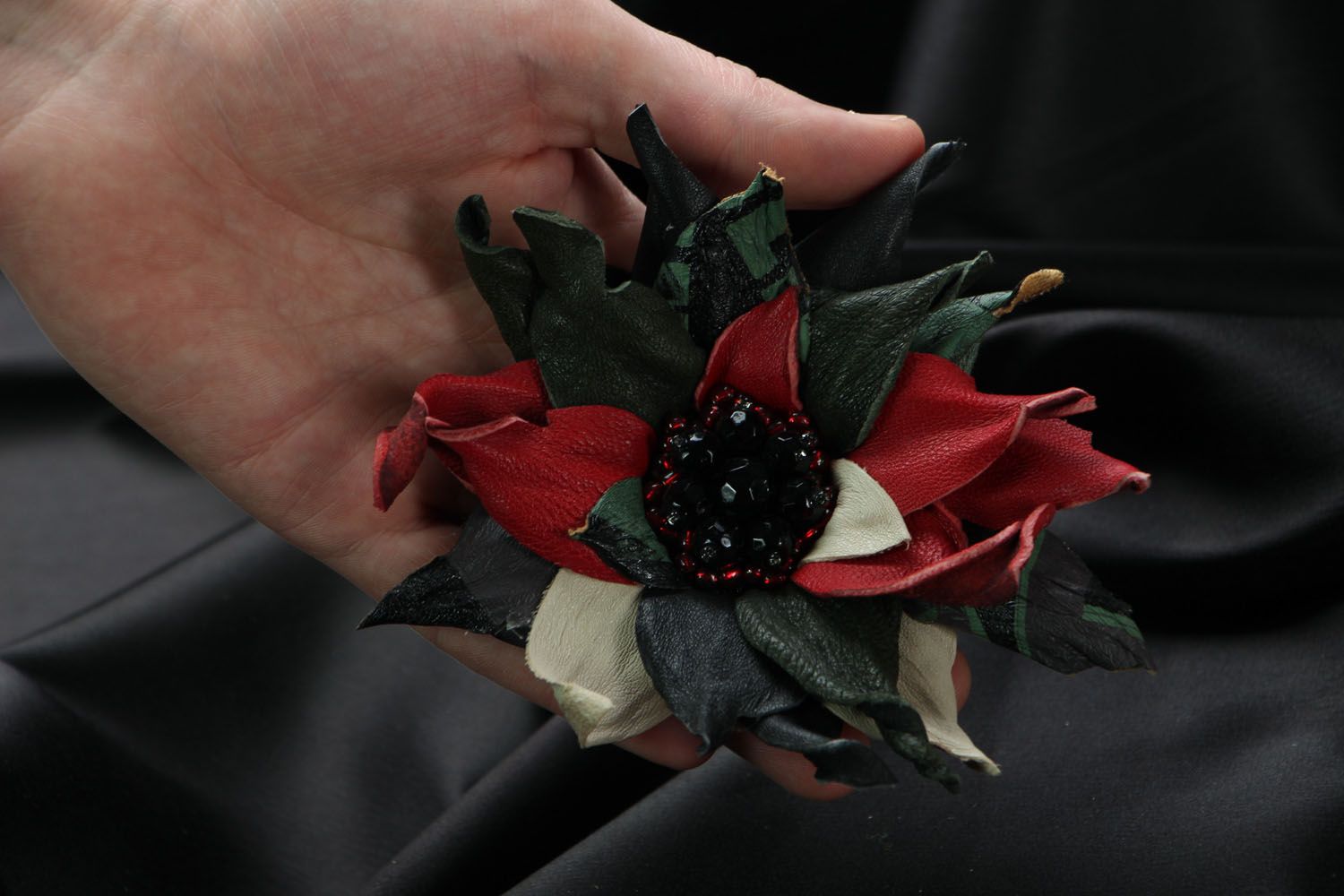 Broche-flor artesanal de couro genuíno  foto 4