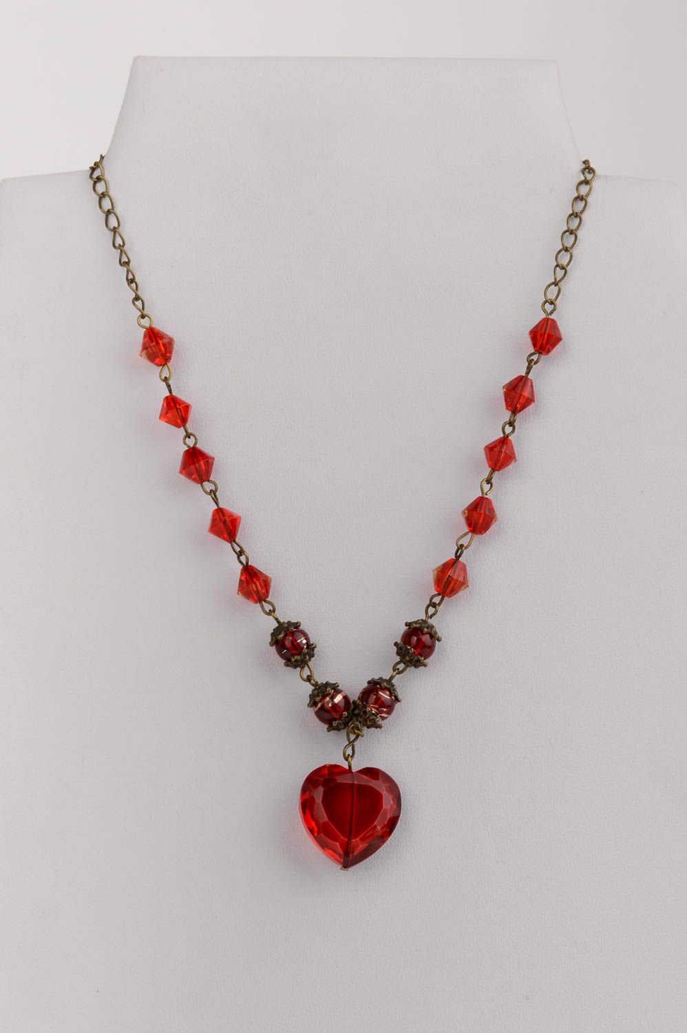 Rote handgemachte Halskette aus Kristall Perlen mit Herz an Metallkette für Dame foto 1