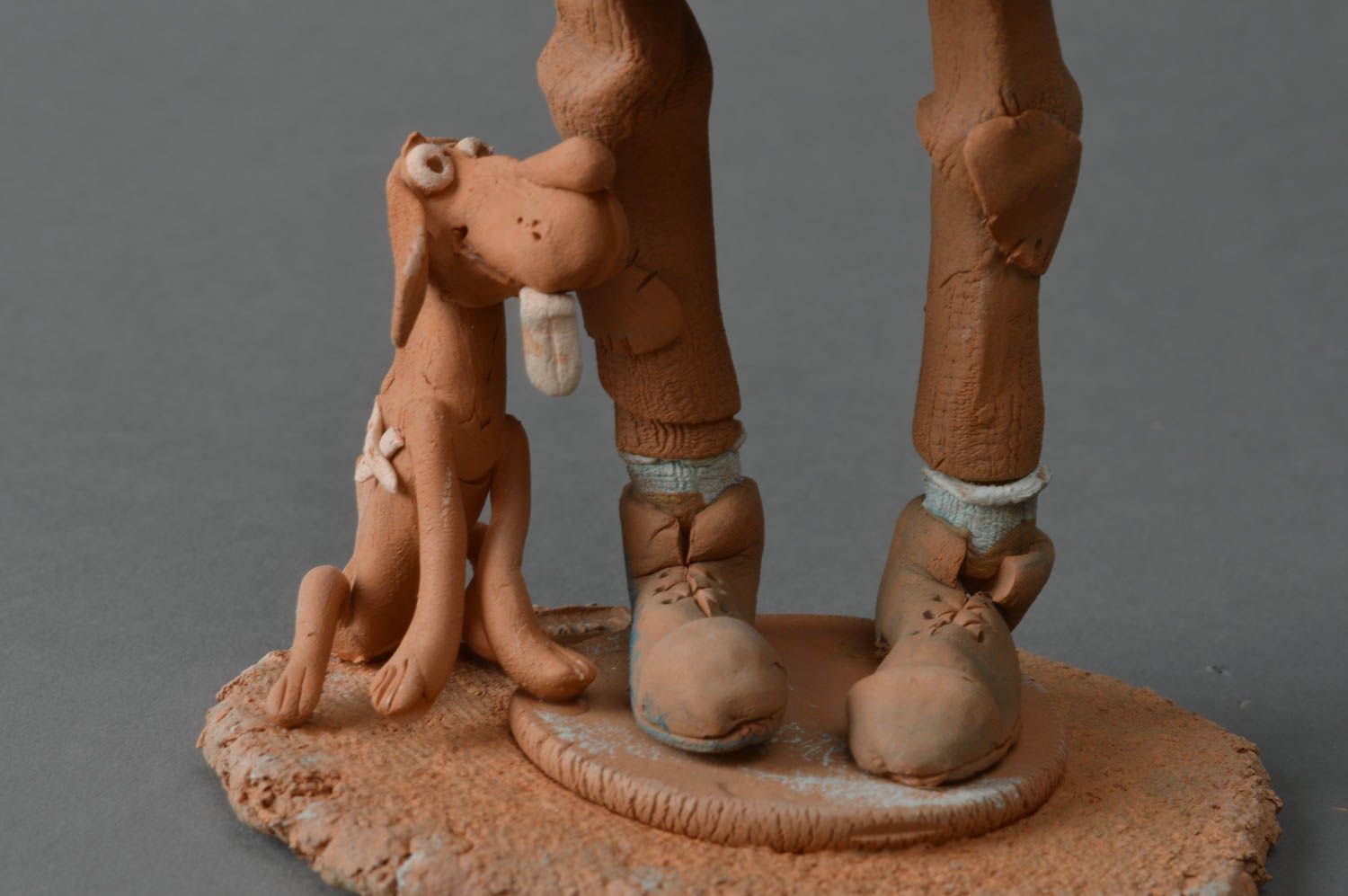 Оригинальная статуэтка из красной и белой глин авторская ручной работы для декора фото 2