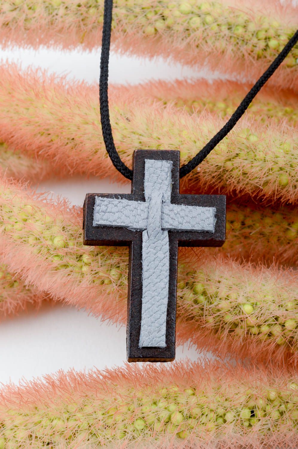 Croix pectorale en bois et cuir Bijou fait main sur cordon Bijoux religieux photo 1