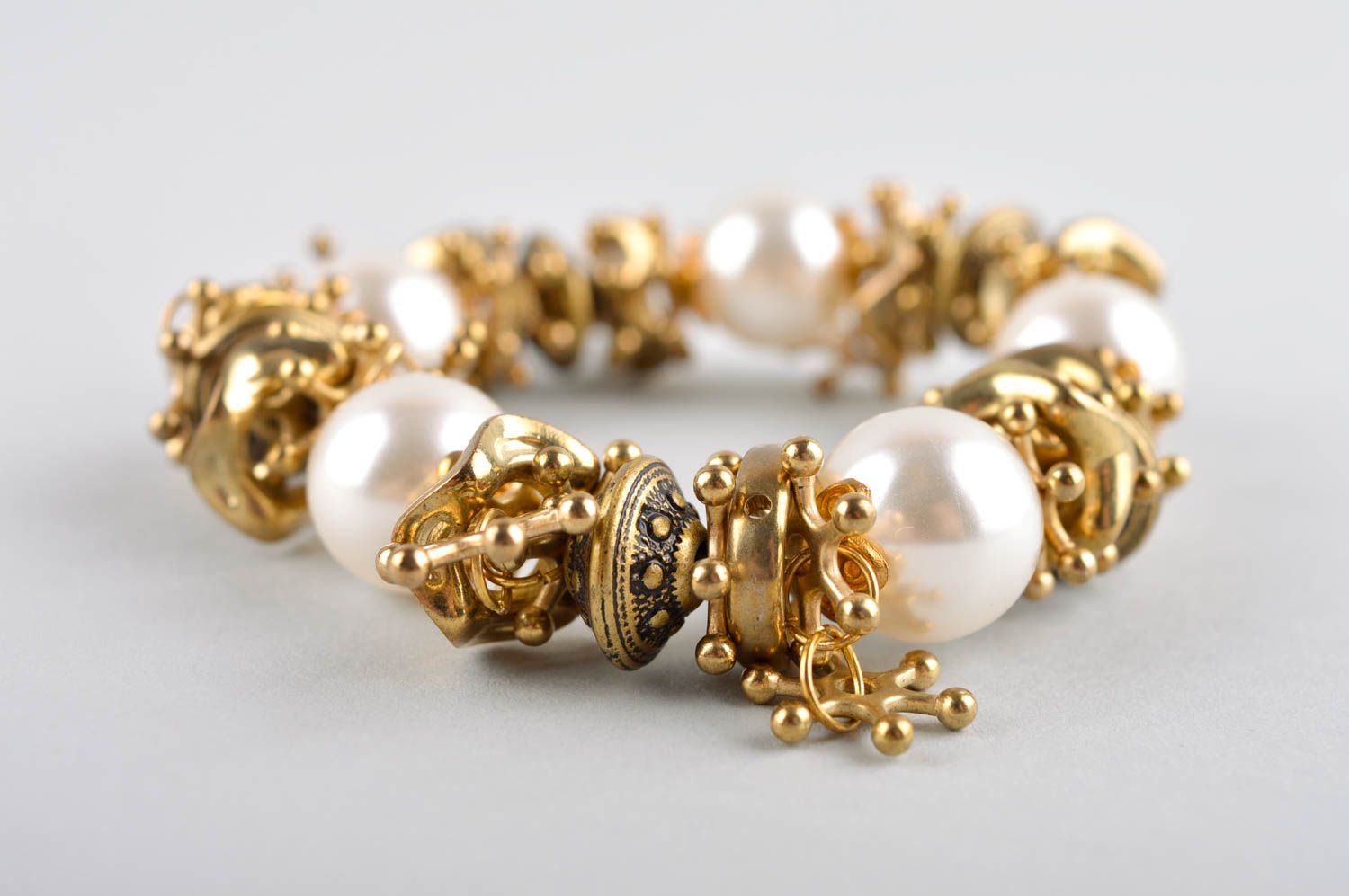 Bracelet de soirée Bijou fait main fausses perles blanches métal Cadeau femme photo 3