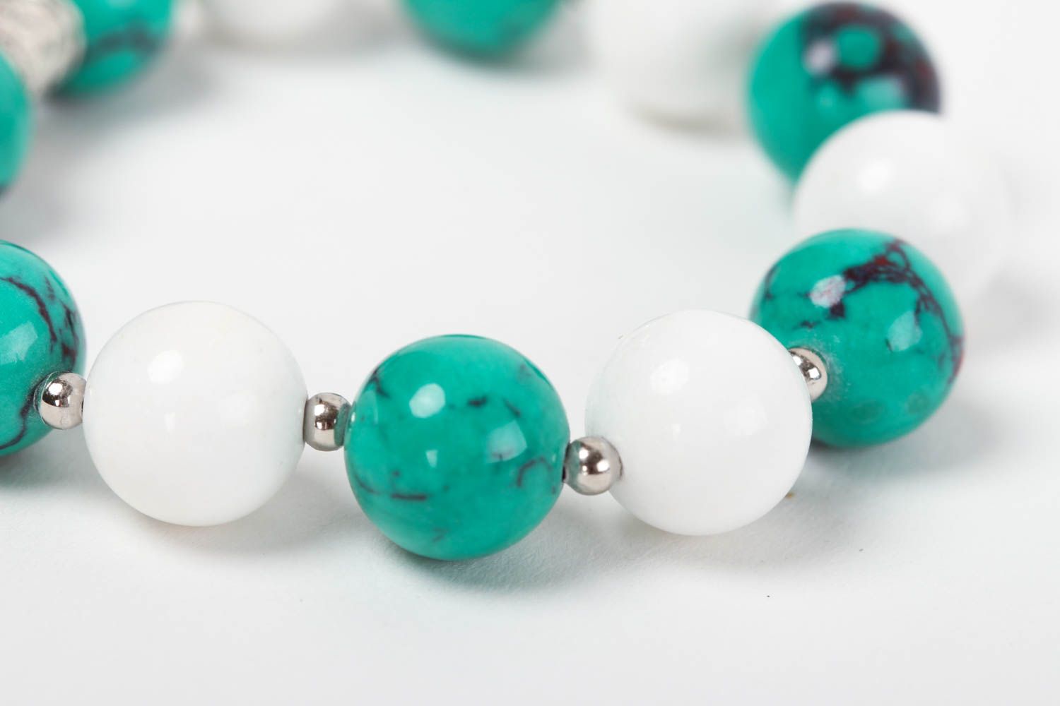White and malachite beads gemstone bracelet all size bracelet with shell-shaped centerpiece photo 4