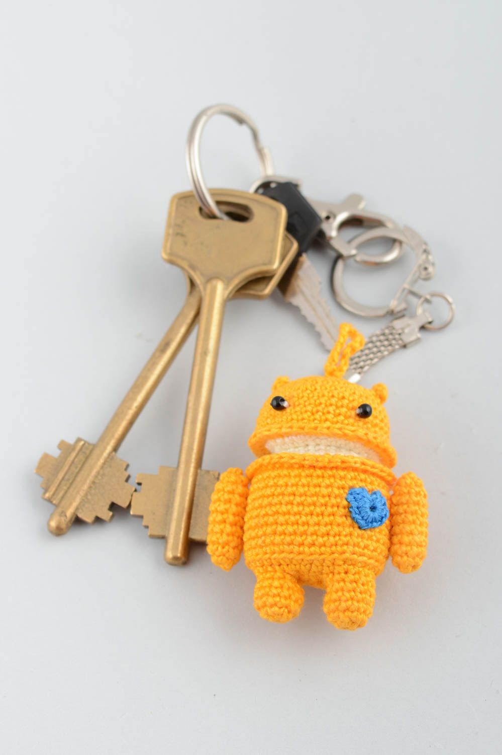 Joli porte-clés jouet jaune tricoté fait main cadeau pour enfant accessoire photo 4