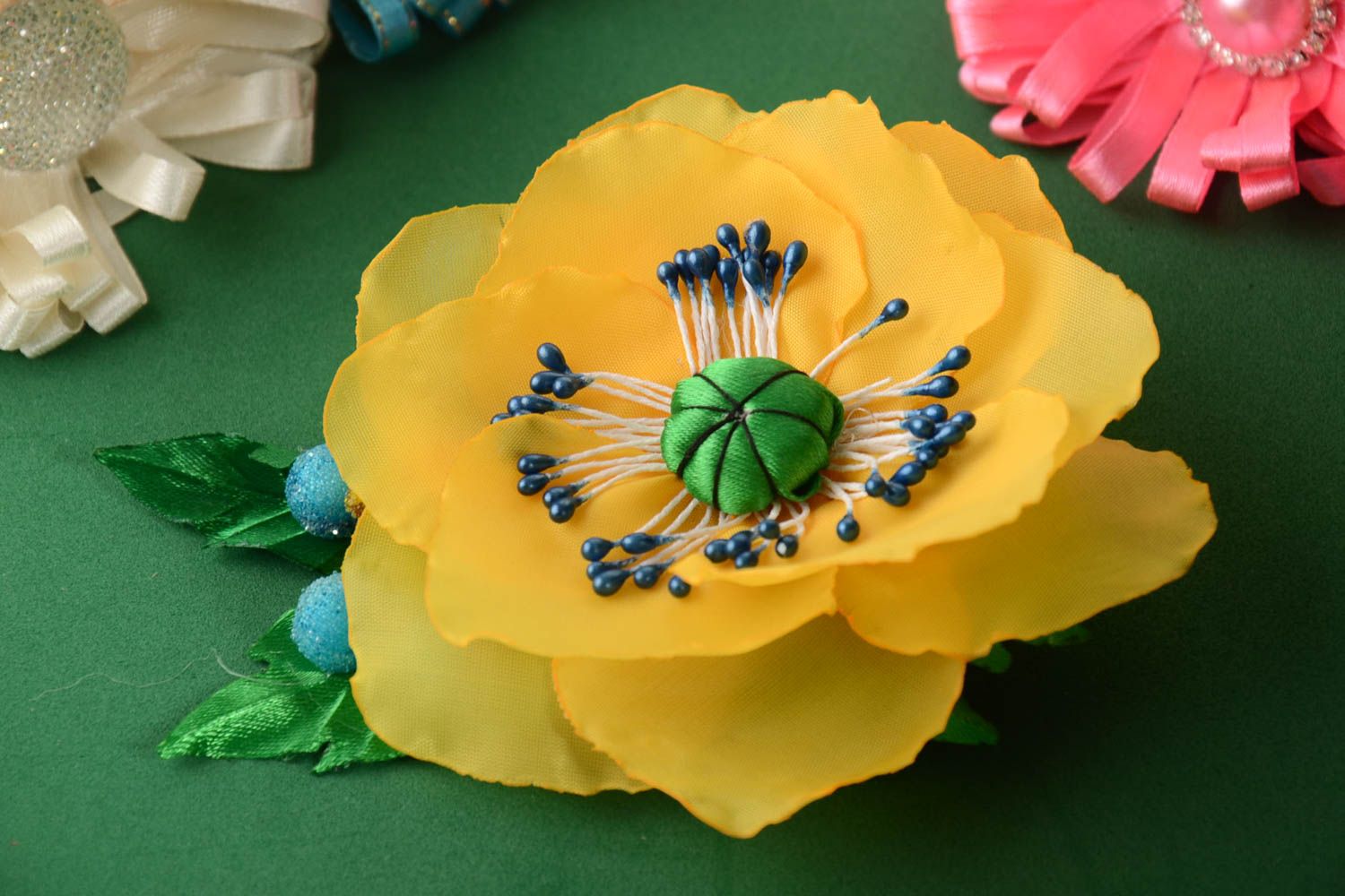 Аксессуар для волос украшение ручной работы заколка с цветком желтая с зеленым фото 1