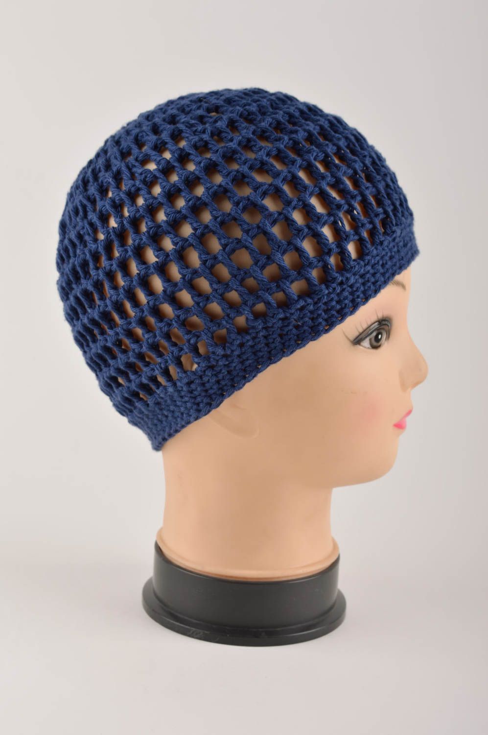 Вязаная шапка ручной работы женская шапка синяя красивая ажурная шапка с цветами фото 4