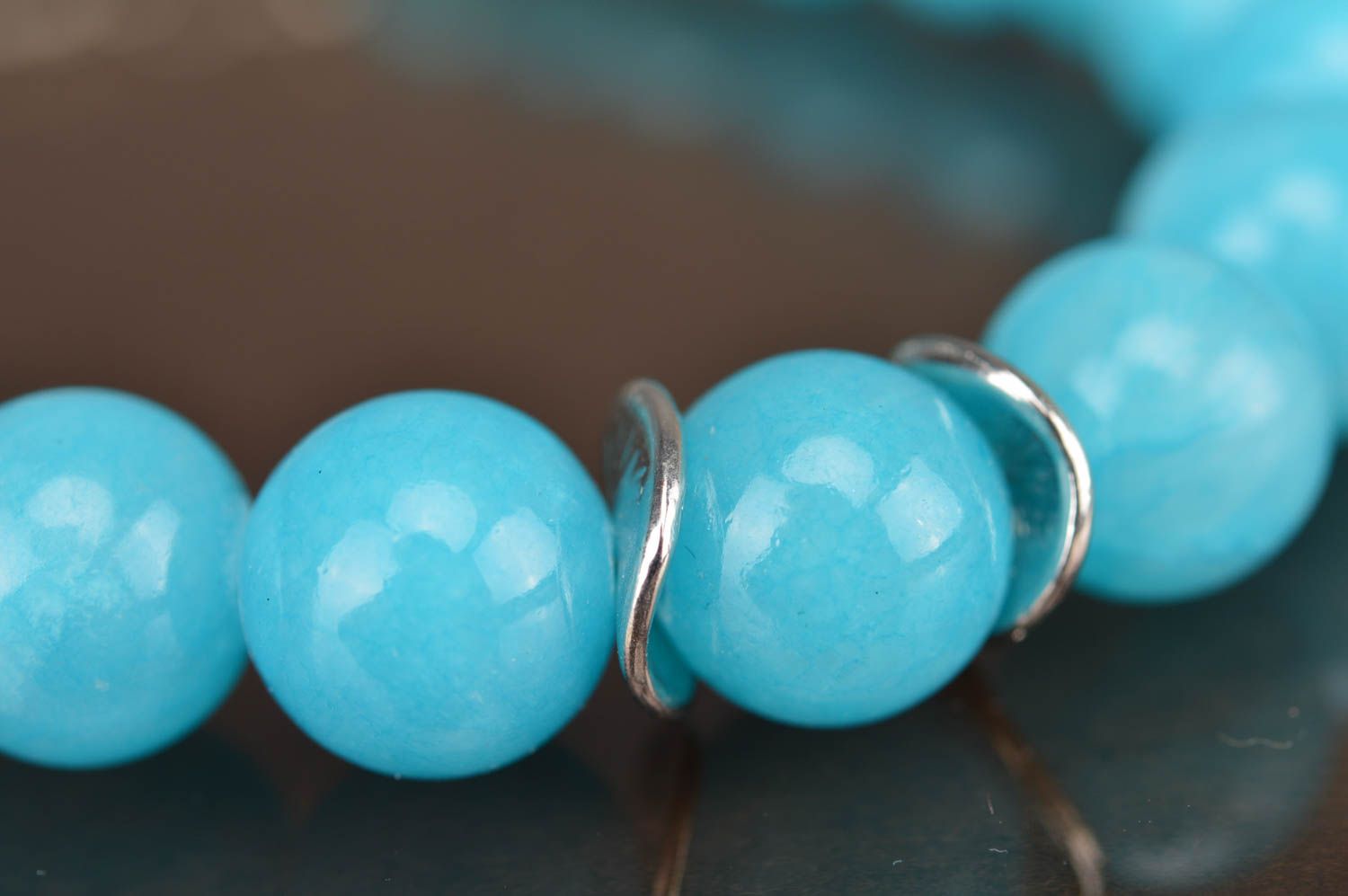 Bracelet en perles de fantaisie bleu fin fait main avec breloque papillon photo 3