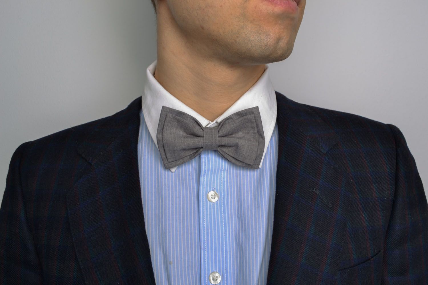 Gray bow tie photo 1