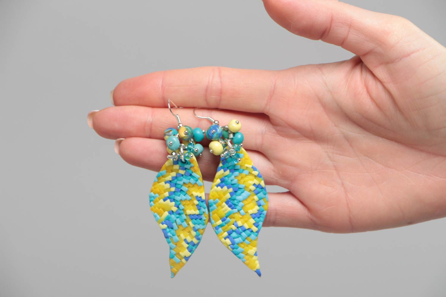 Schöne künstlerische gelb blaue Ohrringe aus Polymerton mit Mosaik bunt handmade foto 5