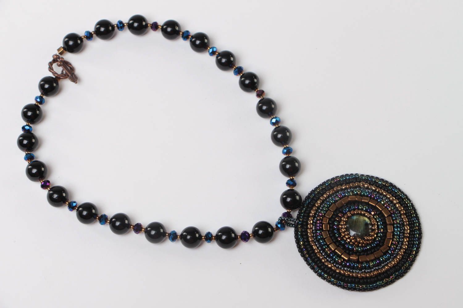 Schwarzes handgemachtes Collier aus Glasperlen und Natursteinen für Frauen foto 2