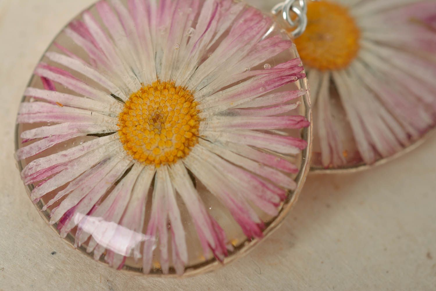 Pendientes originales con flores secas en resina epoxi rosados hechos a mano foto 3