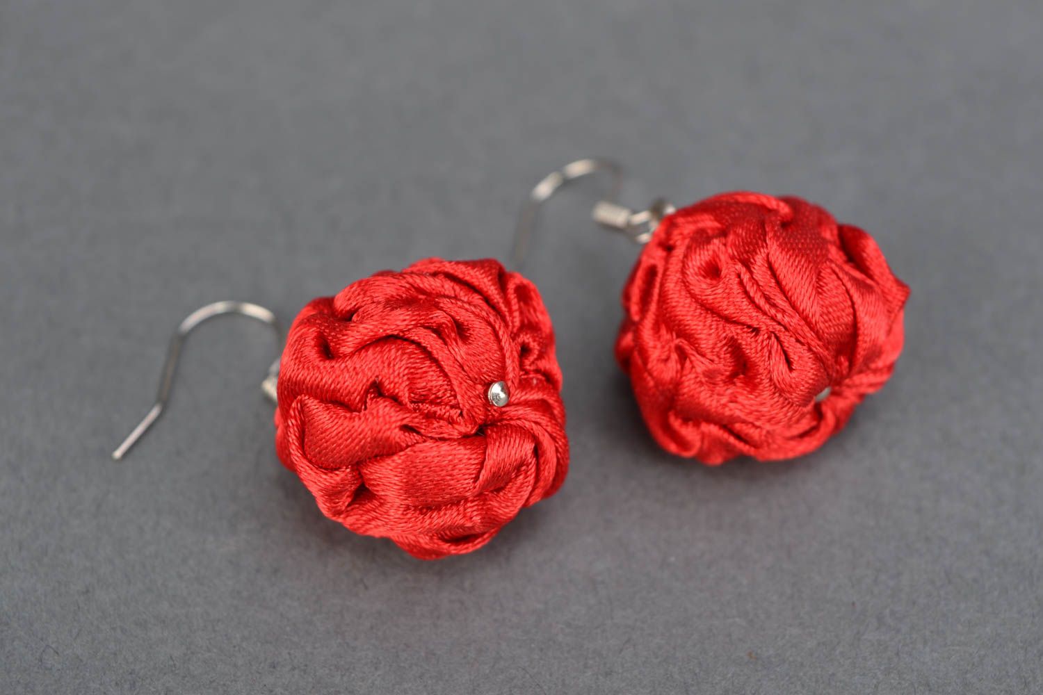 Boucles d'oreilles artisanales de rubans en satin rouges photo 4