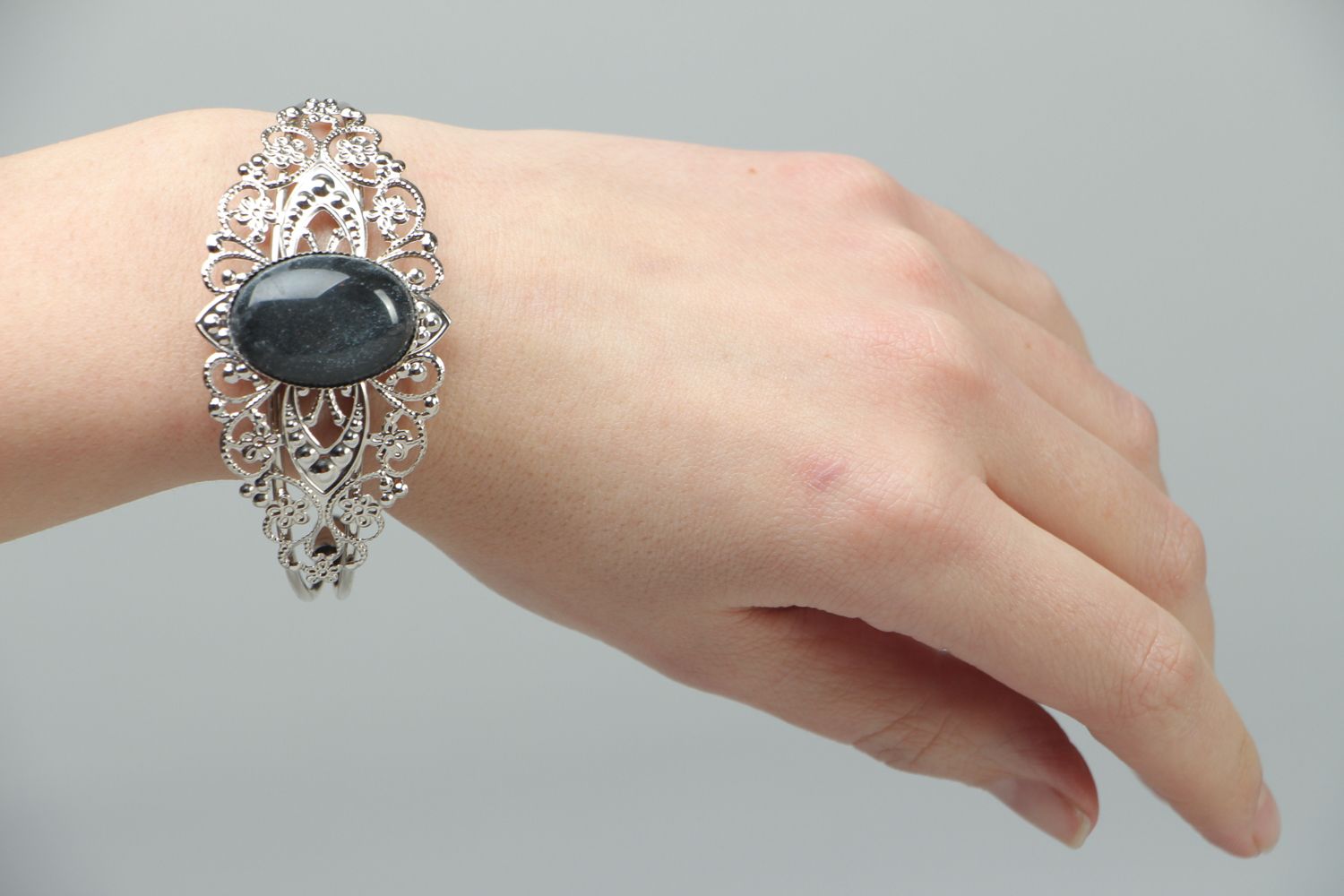 Bracelet fait main métallique avec perle de plastique photo 3