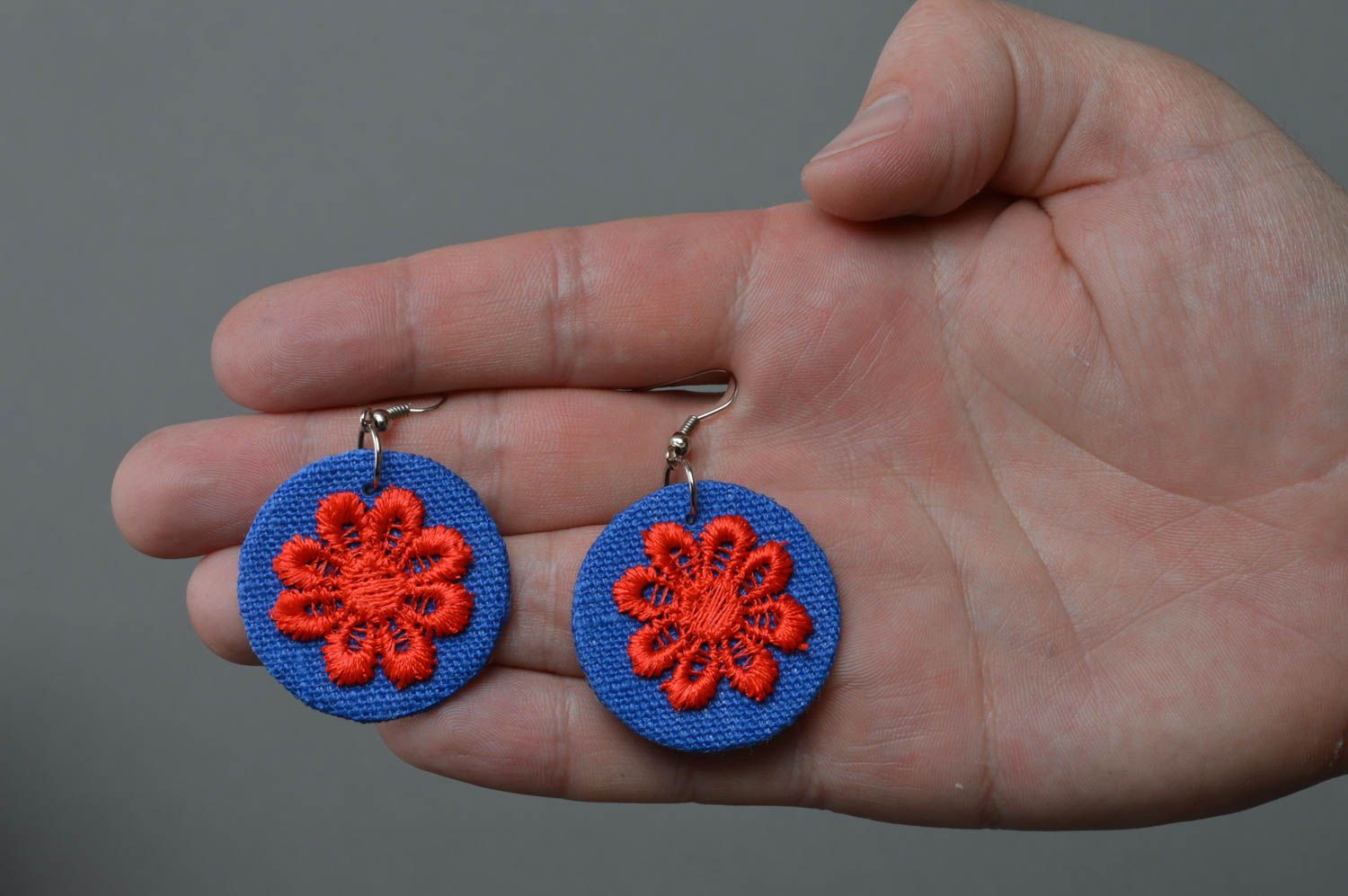 Pendientes redondos artesanales de tela con flor calada azul y dijes rojiazules foto 4