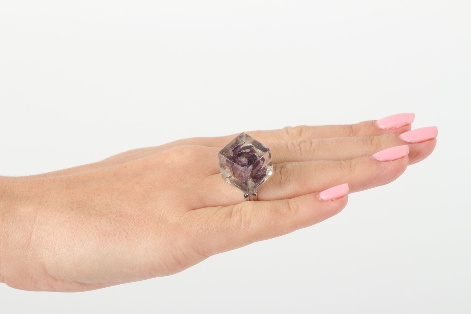 Кольцо ручной работы украшение из эпоксидной смолы необычное кольцо с цветком фото 5