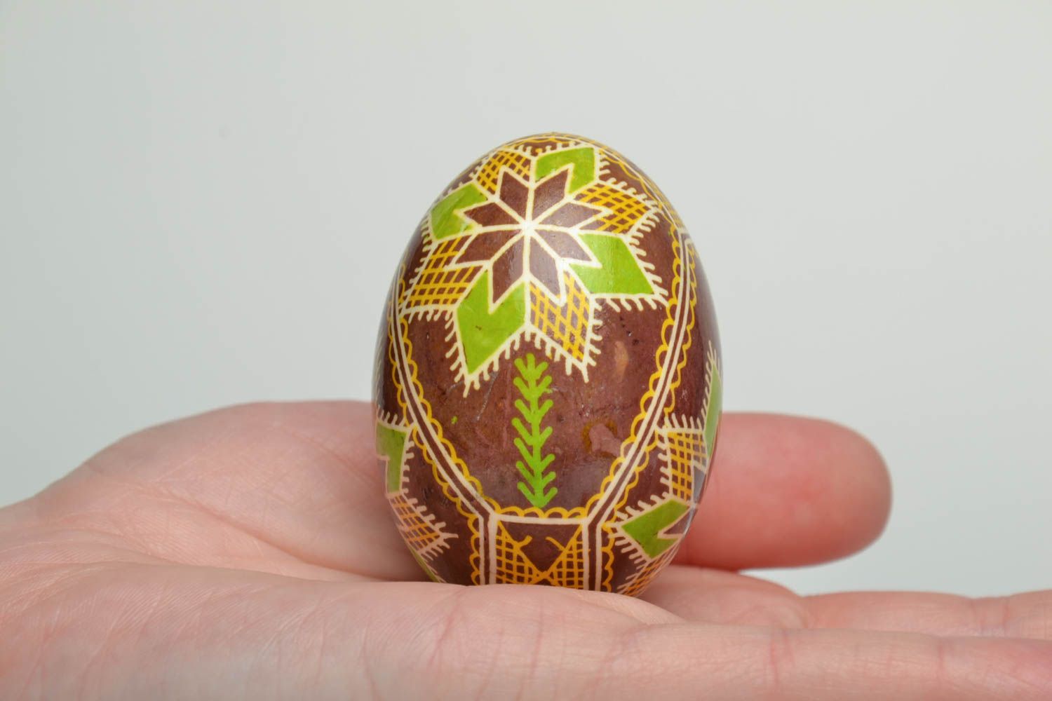 Oeuf de Pâques fait main avec ornements ethniques peints de colorants d'aniline photo 5
