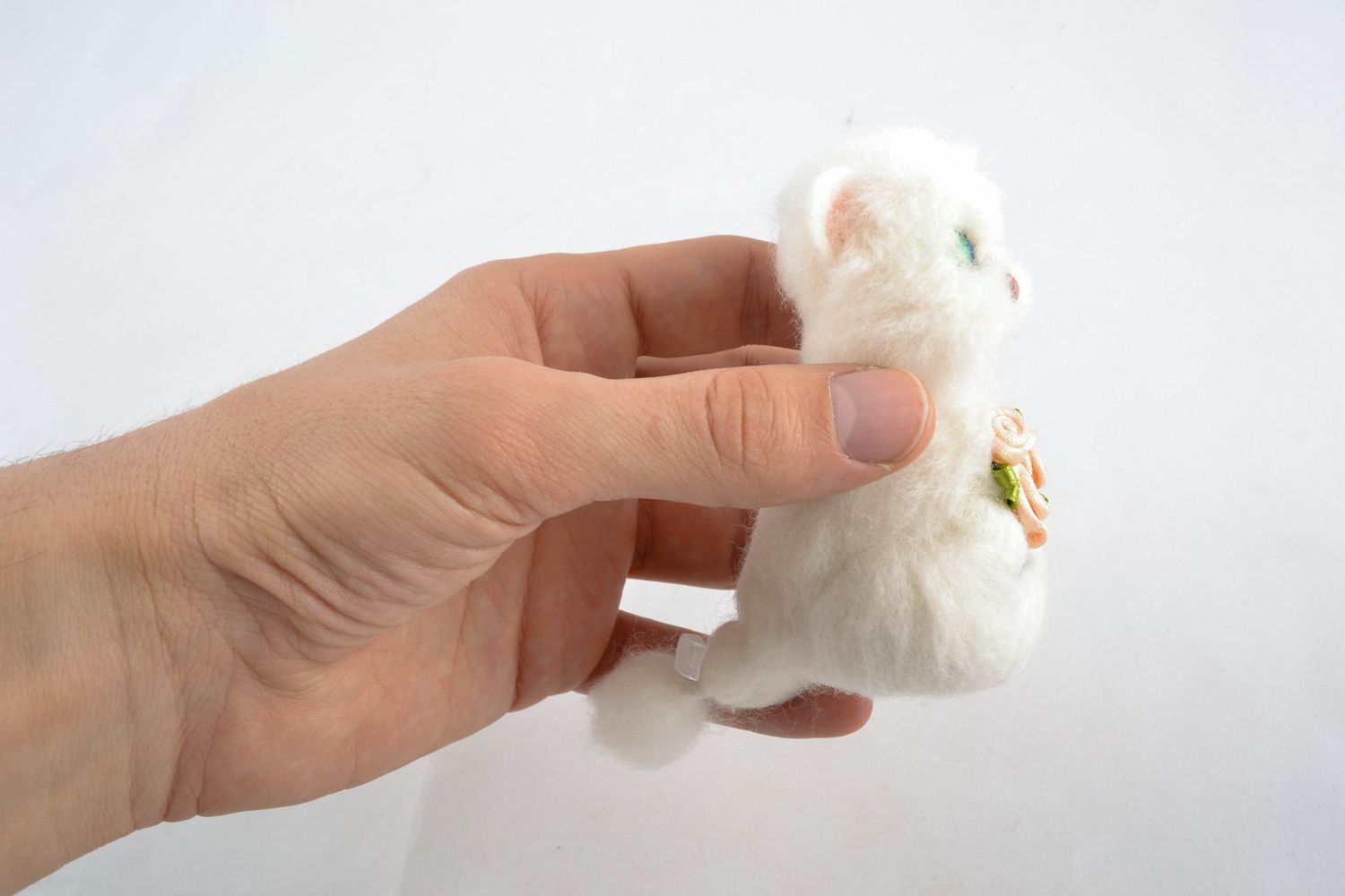 Игрушка для дома ручной работы из шерсти Белая кошка фото 2