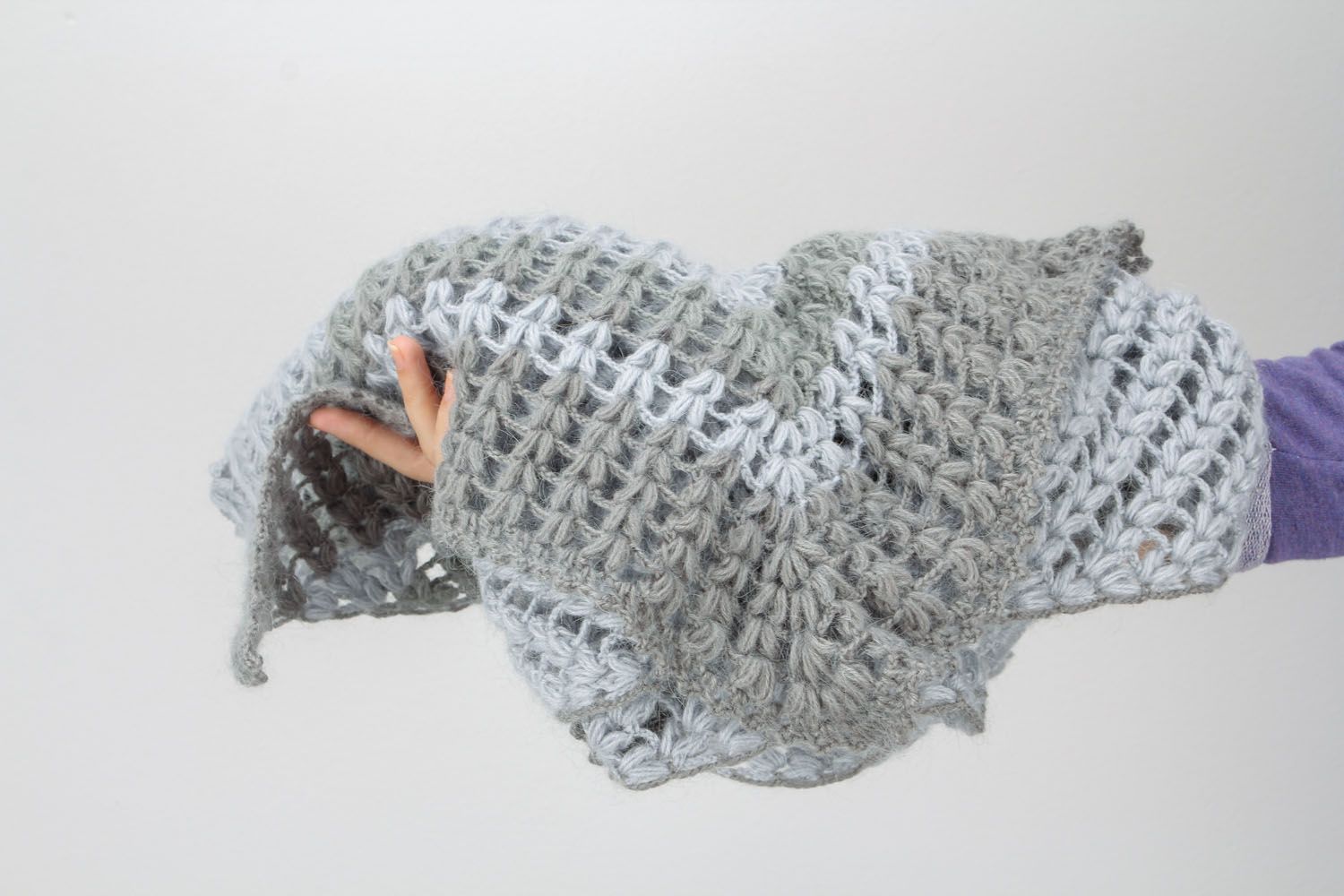 Châle en laine tricoté fait main gris chaud et joli accessoire pour femme photo 4