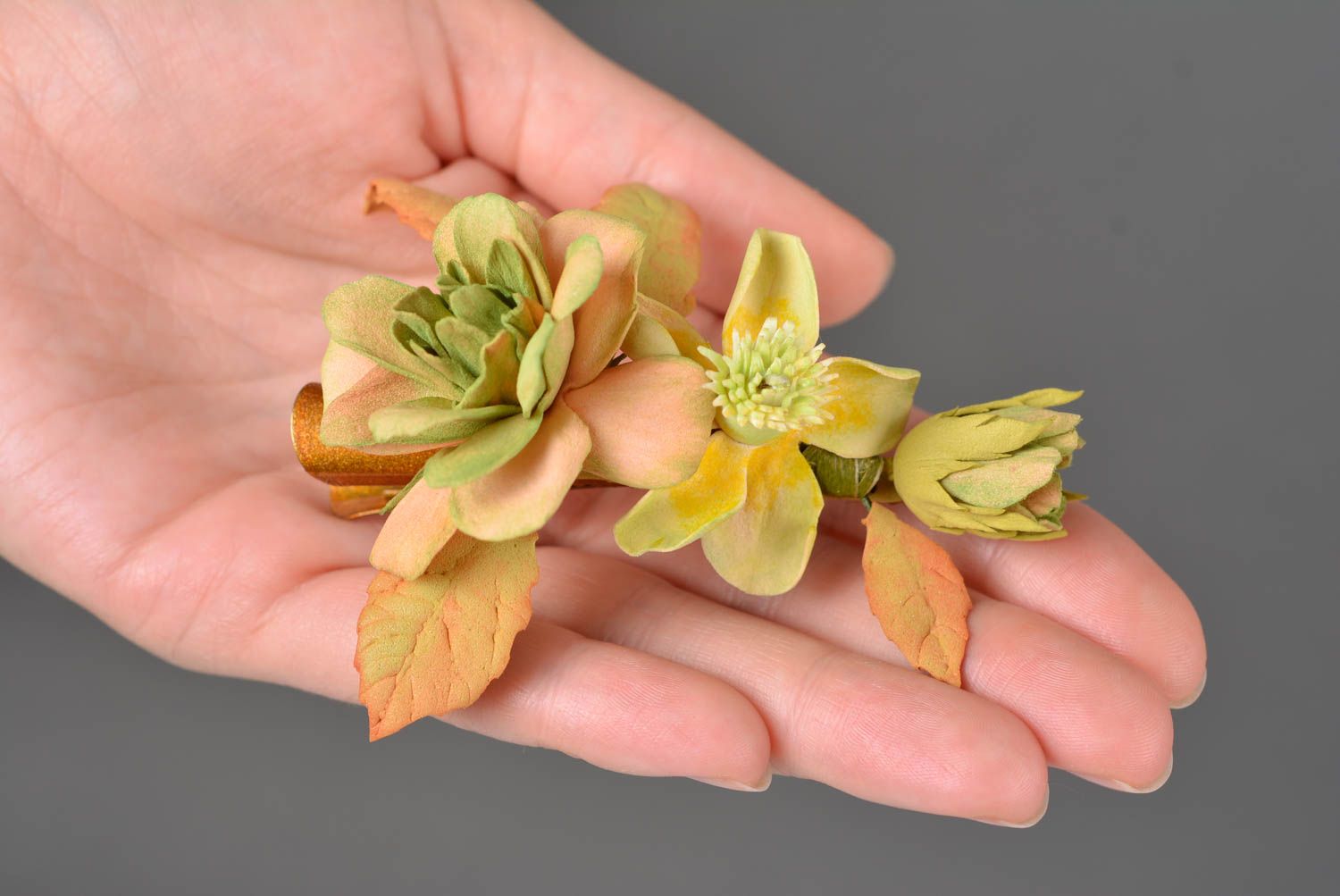 Gelbe schöne handgemachte Haarspange mit Blumen aus Foamiran feiner Schmuck foto 2