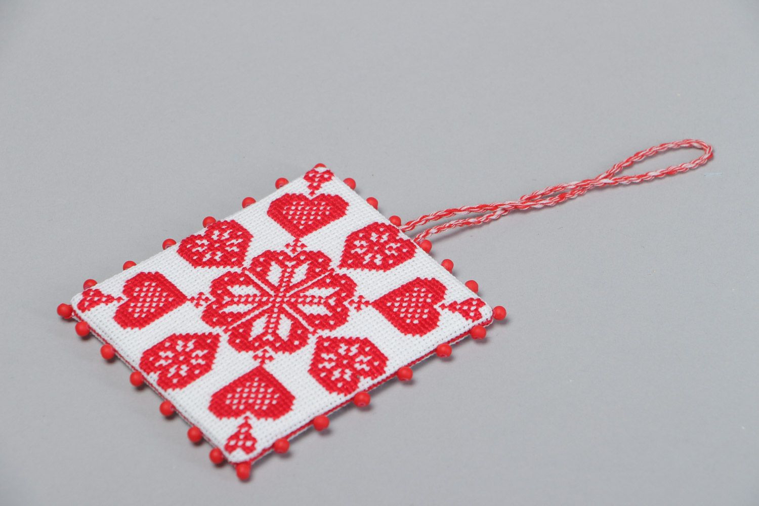 Handgemachtes buntes Kissen für Nadel mit Ornament und Schleife für Näharbeit foto 2