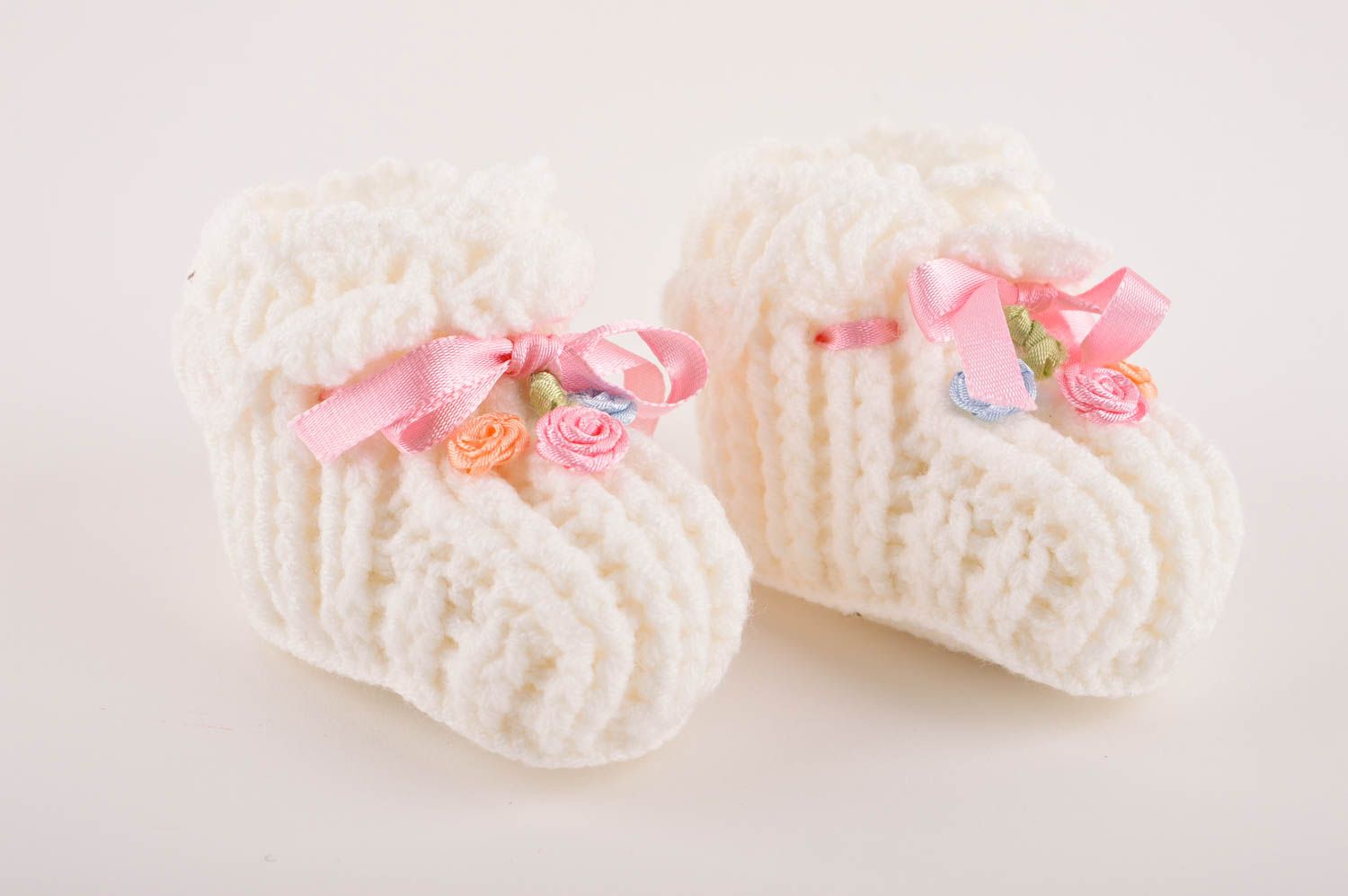 Handmade weiße Schuhe für Neugeborene Geschenk für Babys gehäkelte Babyschuhe foto 2