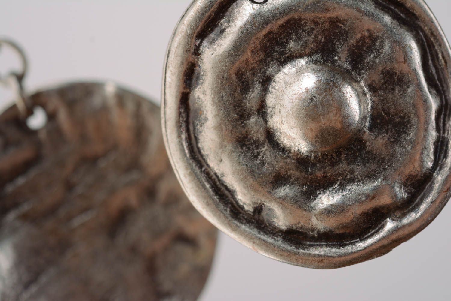 Pendientes de metal redondos Amuletos de antepasados foto 5