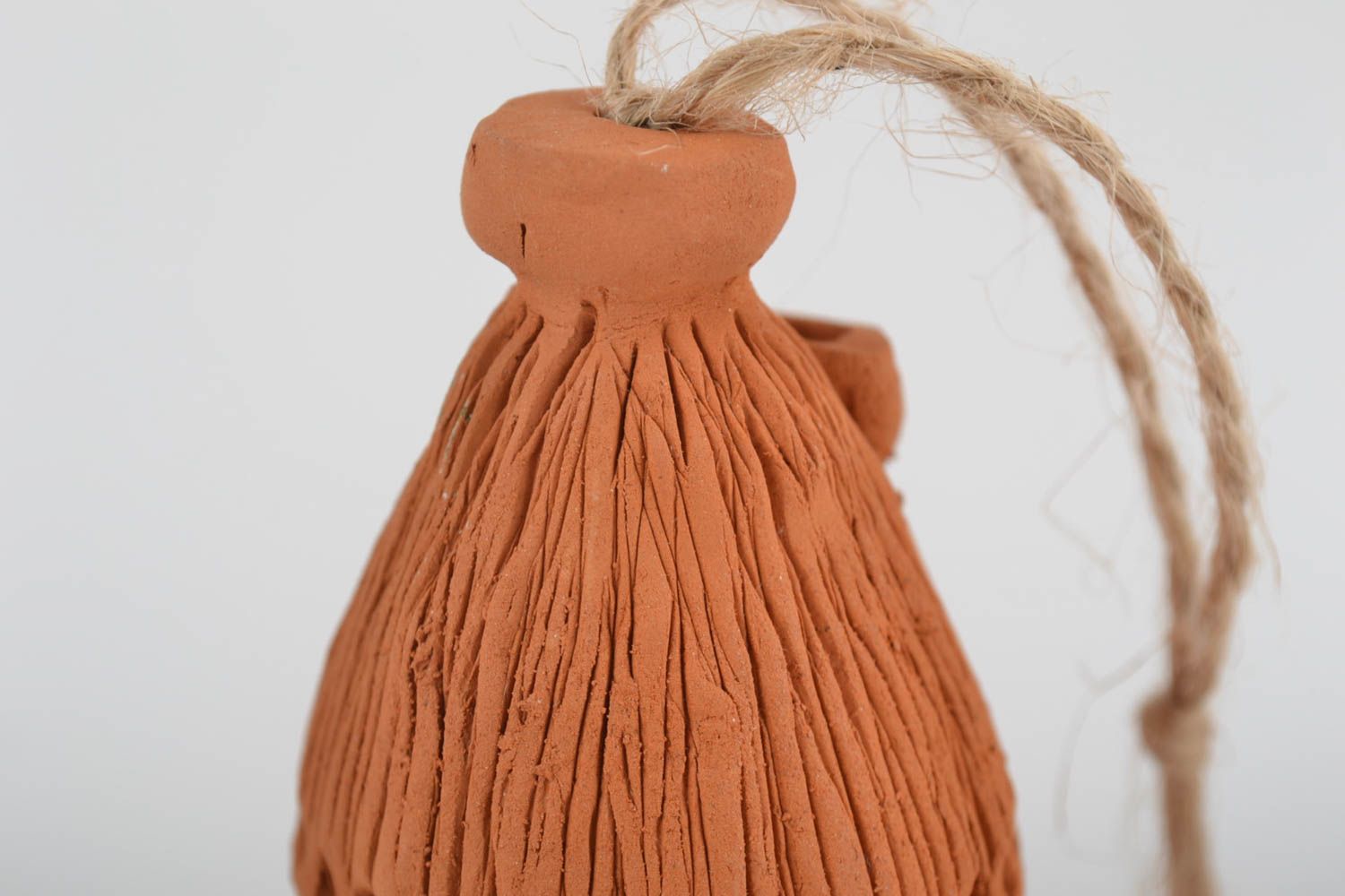Clochette en argile faite main décorative à suspendre en forme de maisonnette photo 4