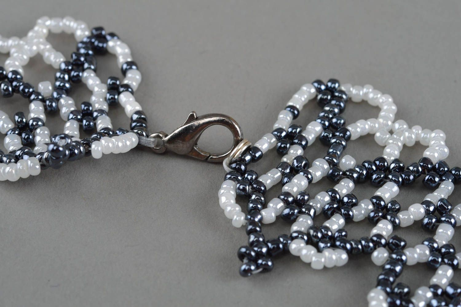 Collier en perles de rocaille tissé large noir et blanc original fait main photo 4