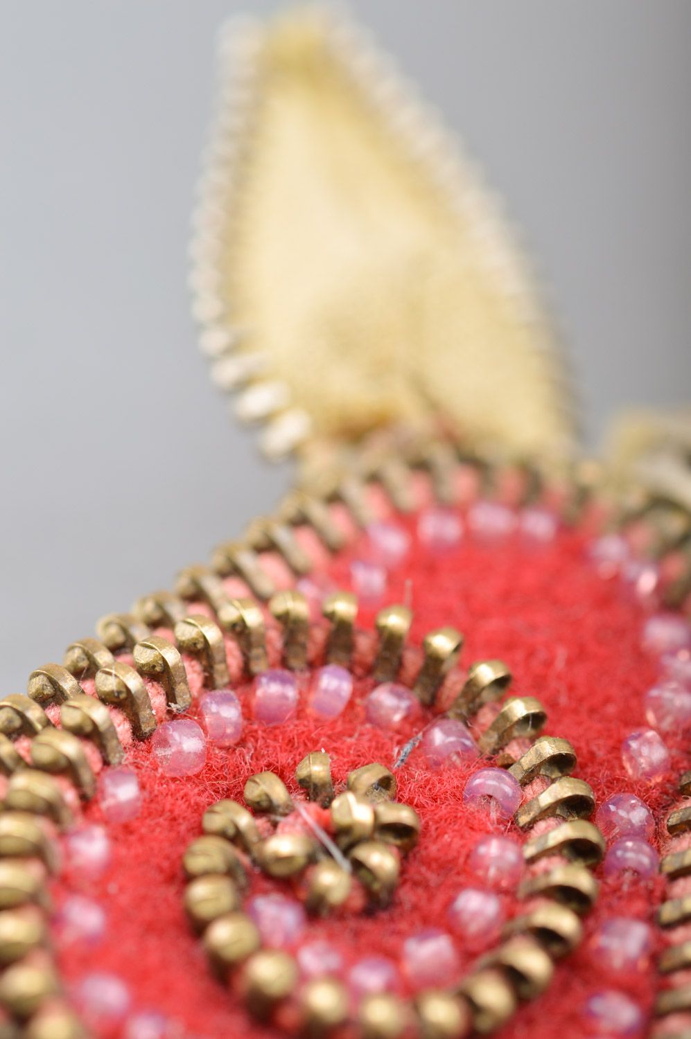 Broche artesanal de cachemira pequeño con cremalleras y abalorios con forma de pera hecho a mano foto 4