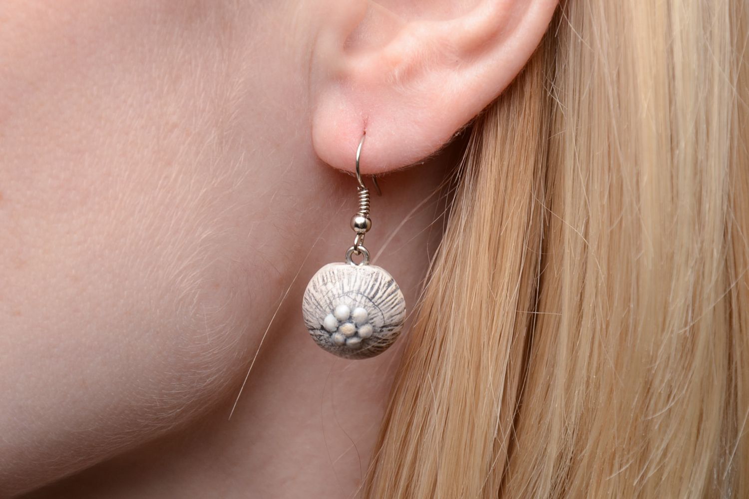 Boucles d'oreilles céramiques rondes pendantes faites main photo 2