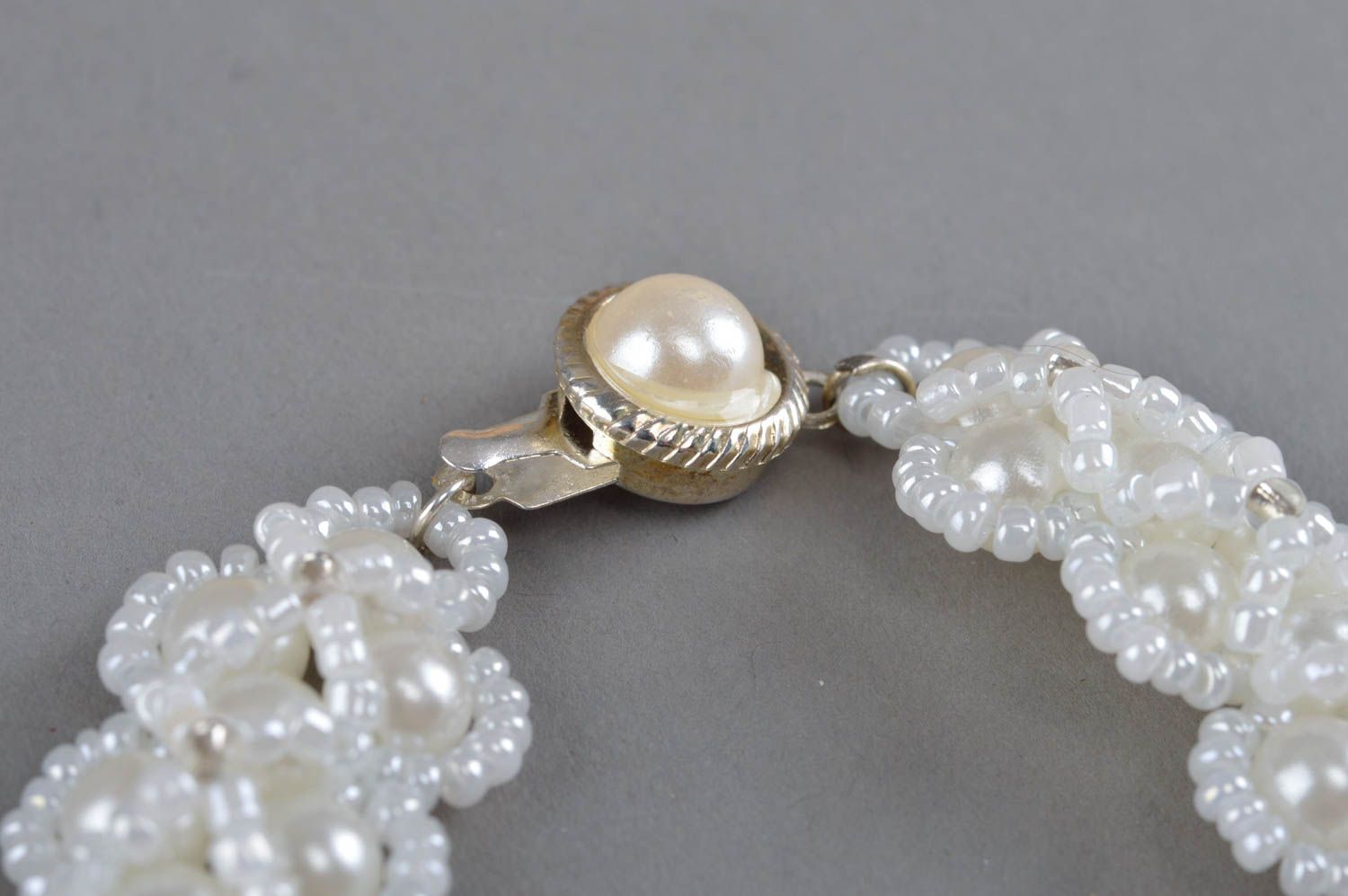 Белое ожерелье из бисера и бусин ручной работы плетеное нарядное классическое фото 3