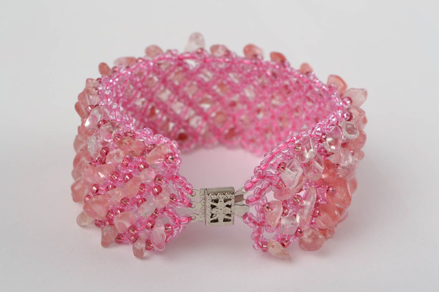 Широкий розовый браслет из бисера и натуральных камней красивый аксессуар фото 5