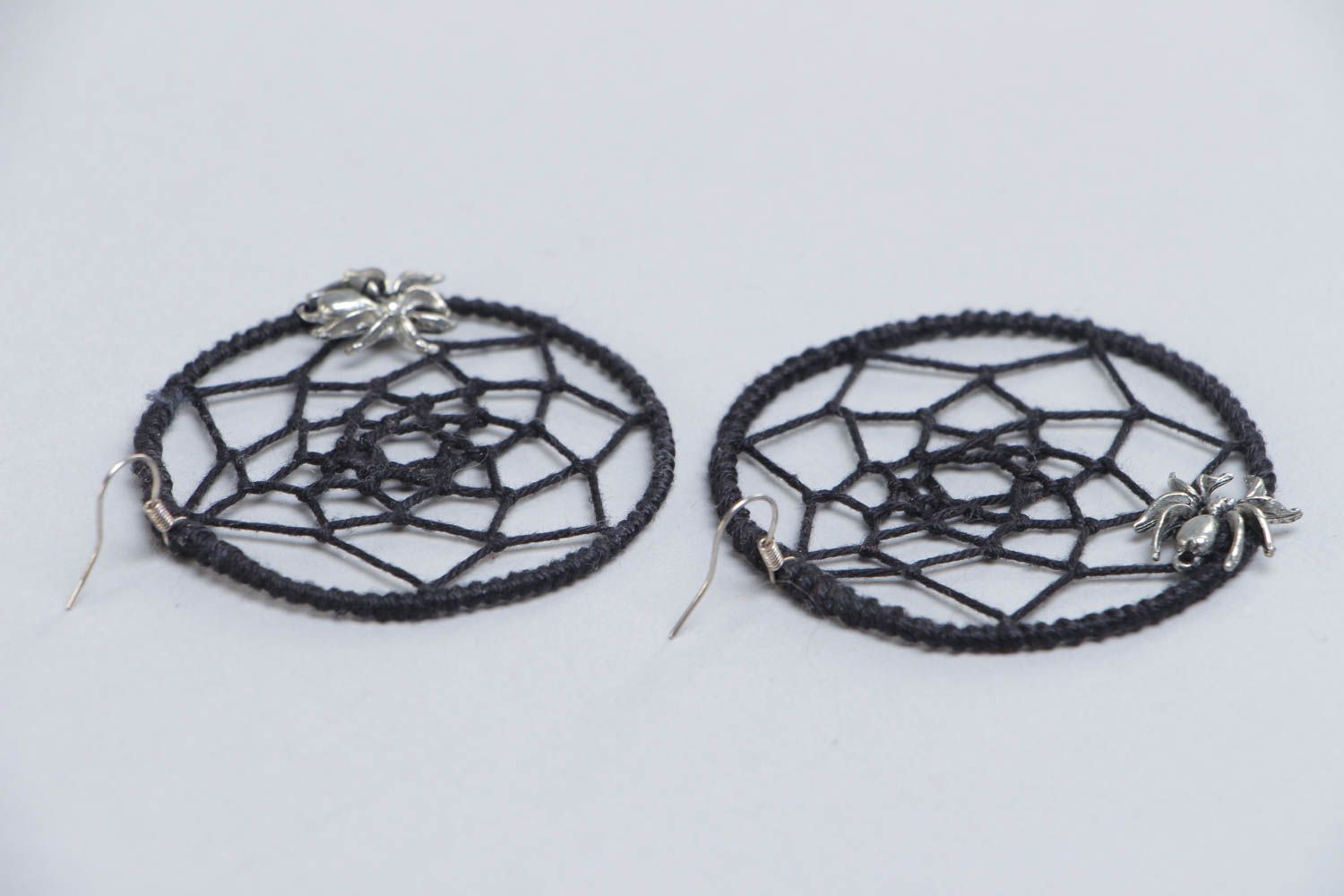 Ungewöhnliche schwarze runde Ohrringe Traumfänger aus Textil Fäden handmade für Frauen foto 4