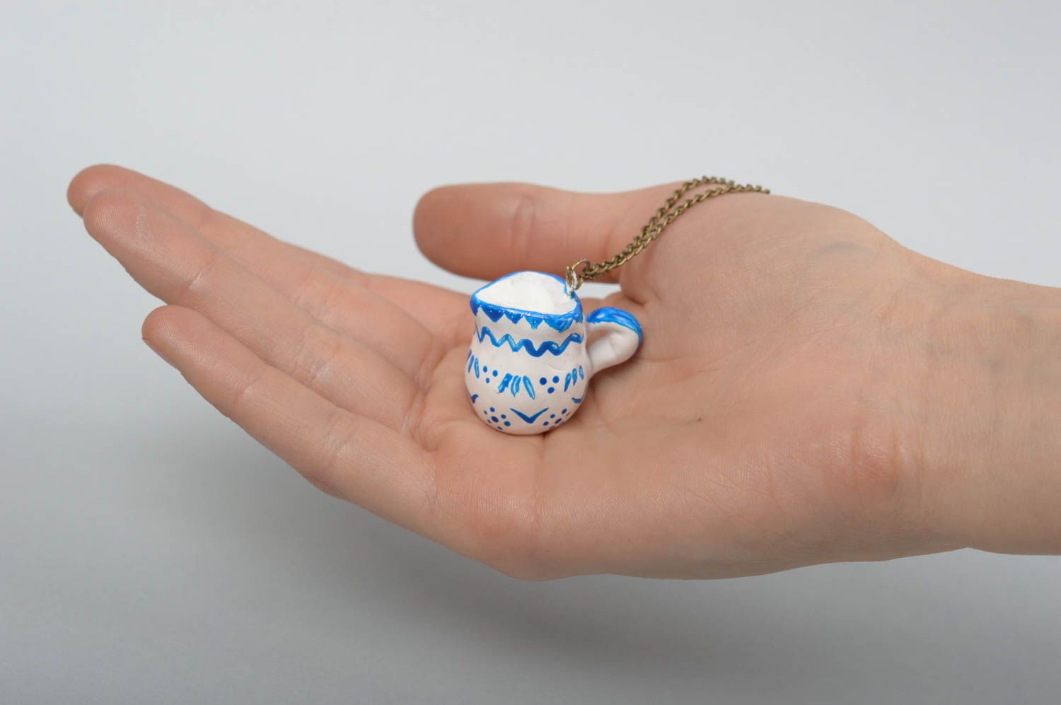Pendentif céramique Bijou fait main Accessoire femme Cruche blanche à motif photo 1