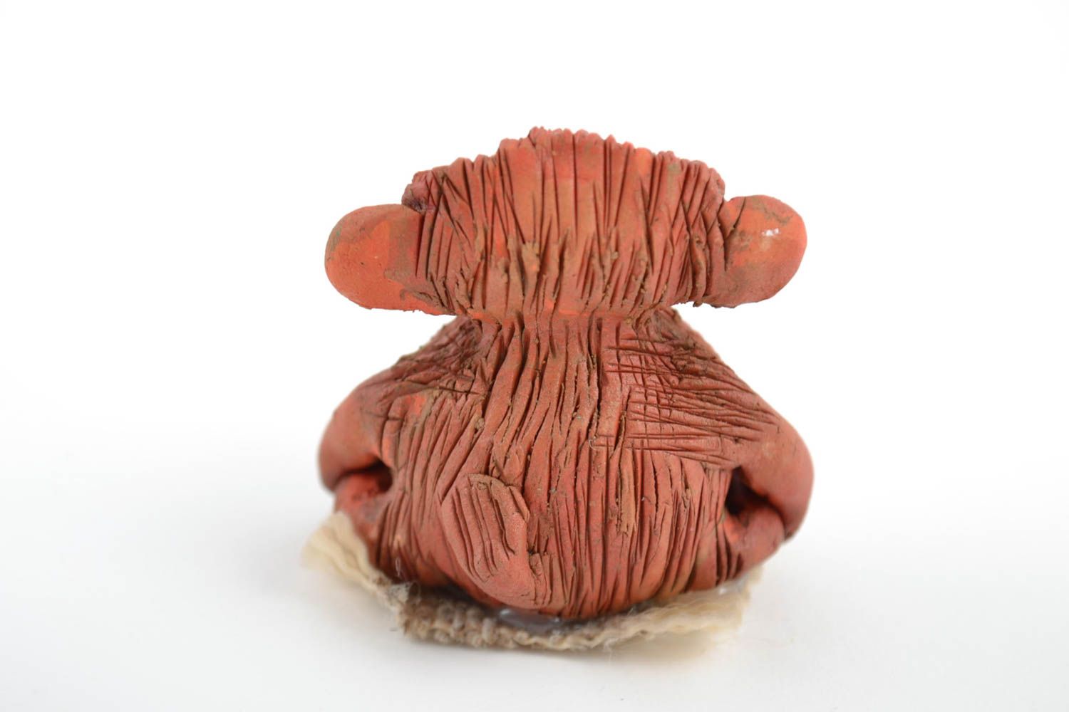 Figurilla cerámica artesanal modelada a mano con forma de mono de arcilla roja  foto 3