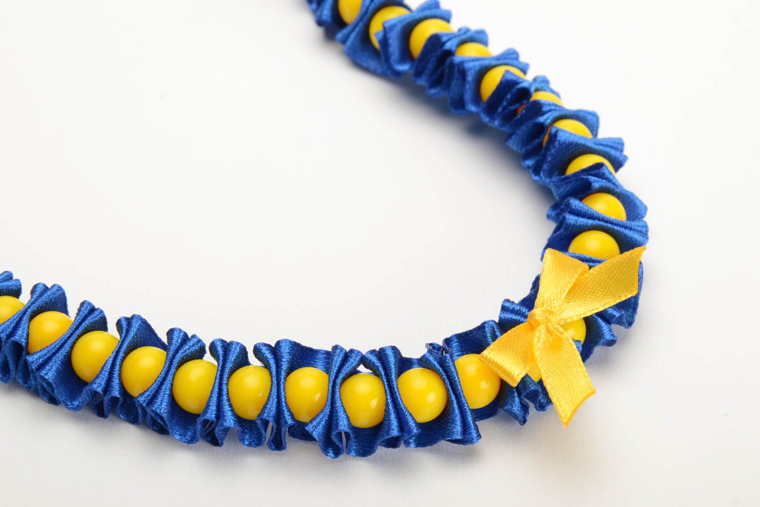 Blau gelbes gefochtenes Armband aus Atlasband mit Plastik Kugeln handgemacht foto 2