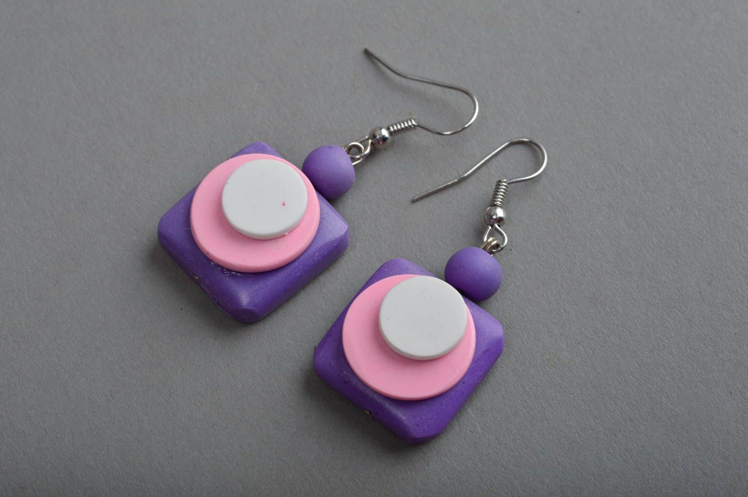 Kleine sommerliche quadratische violette handgemachte Ohrringe mit Anhängern foto 2