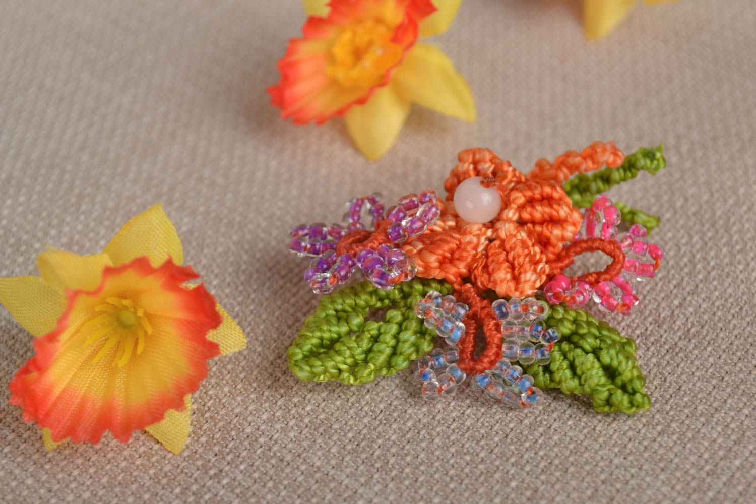 Broche fleurs Bijou fait main en macramé multicolore textile Cadeau femme photo 1