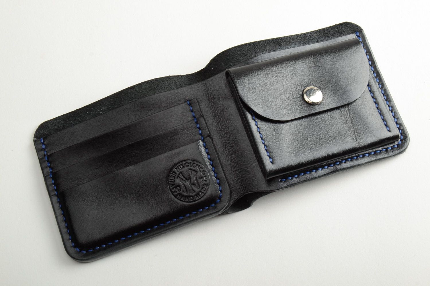 Мужской бумажник из натуральной кожи черный на три отделения ручной работы фото 3